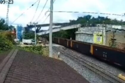 Crane Girder pembangunan Flyover Bantaian ambruk menimpa Kereta Api di Desa Panang Jaya, Kecamatan Gunung Megang, Kabupaten Muara Enim, Sumatera Selatan. Foto: IG, @kabarnegri (tangkap layar)