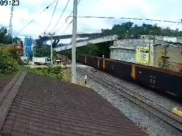 Crane Girder pembangunan Flyover Bantaian ambruk menimpa Kereta Api di Desa Panang Jaya, Kecamatan Gunung Megang, Kabupaten Muara Enim, Sumatera Selatan. Foto: IG, @kabarnegri (tangkap layar)