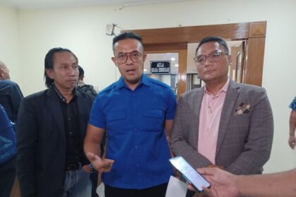 Kuasa Hukum Partai Demokrat, Yunus (tengah) didampingi Tim Kuasa Hukum, Yusuf (kanan) dan Sekretaris Bappilu DPD PD DKI, Firmansyah usai sidang dugaan pelanggaran administrasi pemilihan umum di Gedung Bawaslu Provinsi DKI Jakarta, Selasa (19/3) malam. Foto: Joesvicar Iqbal/ipol.id