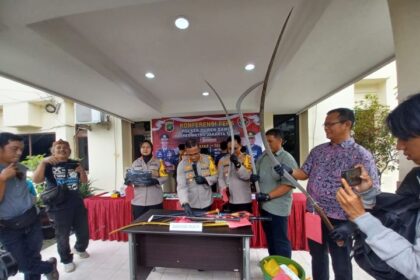 Kapolres Metro Jakarta Timur, Kombes Nicolas Ary Lilipaly didampingi Kapolsek Duren Sawit, AKP Sutikno menunjukkan barang bukti celurit, batu dan stik golf digunakan empat tersangka berinisial DY, APB, BFB dan MAI di Mapolsek Duren Sawit, Jumat (15/3) siang. Foto: Joesvicar Iqbal/ipol.id
