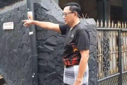 Korban Mujiono menunjukkan motor maticnya yang dicuri diparkir di samping rumah di Jalan Ikhlas, Cijantung, Jakarta Timur, Rabu (13/3). Foto: Joesvicar Iqbal/ipol.id