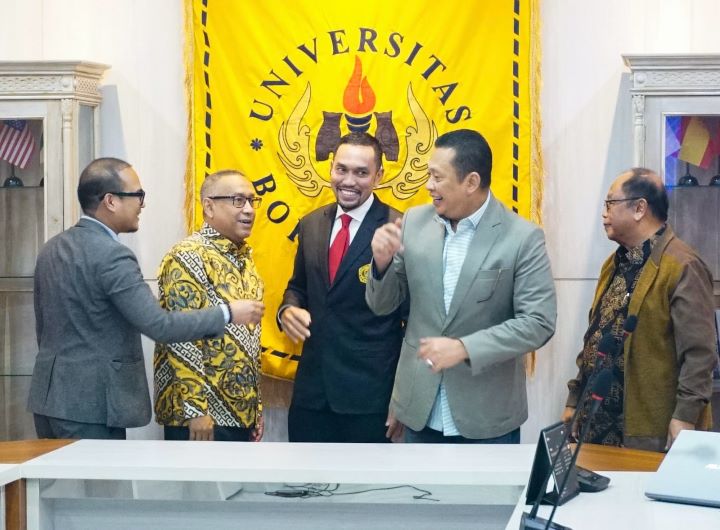 Ketua MPR Bamsoet usai menguji Seminar Hasil Riset disertasi Ahmad Sahroni, di Universitas Borobudur, Jakarta, Sabtu (16/3/24). Foto: Ist