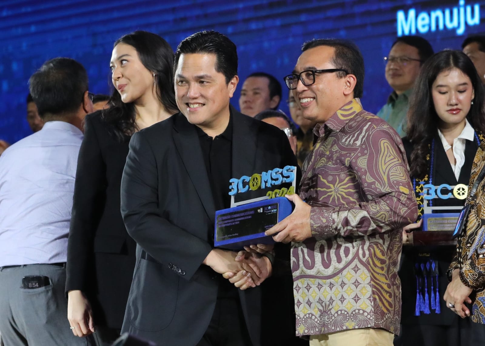 Foto 2: VP Corporate Communication Telkom Andri Herawan Sasoko menerima penghargaan BCOMSS 2024 yang diserahkan langsung oleh Menteri BUMN Erick Thohir di Jakarta beberapa waktu lalu.(Telkom Indonesia)