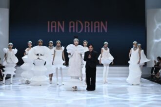 Desainer ternama Ian Adrian tampilkan karya terbarunya kepada tamu di Tampil di Indonesia Fashion Week 2024 di JCC, pada Rabu (27/3/2024). Foto: ipol.id/Vinolla