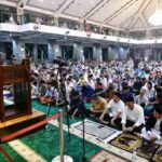 Pj Gubernur Sulsel, Bahtiar Baharuddin bersama istri dan anak serta keluarga lainnya melaksanakan salat Isya dan Tarawih Ramadan kedua di Masjid Al-Markaz Al-Islami, di Jalan Masjid Raya No.57 Makassar. Foto: Ist