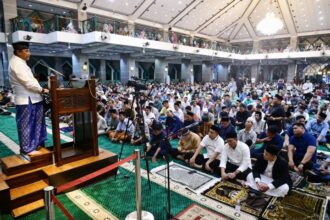 Pj Gubernur Sulsel, Bahtiar Baharuddin bersama istri dan anak serta keluarga lainnya melaksanakan salat Isya dan Tarawih Ramadan kedua di Masjid Al-Markaz Al-Islami, di Jalan Masjid Raya No.57 Makassar. Foto: Ist
