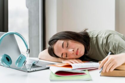 Ilustrasi, Wanita tertidur diatas meja kantor. Foto: Freepik, @freepik