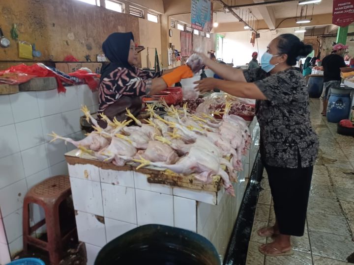 Suasana di los pedagang ayam potong di Pasar Ciracas, Jakarta Timur. Para pedagang dan pembeli mengeluhkan adanya kenaikan harga ayam potong hingga sembako. Foto: Joesvicar Iqbal/ipol.id
