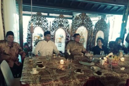 Sekretaris Jenderal Rekonsiliasi Masyarakat Indonesia (Sekjen Rekat Indonesia), Heikal Safar (mengenakan kemeja putih peci hitam) saat bersama Ketua Umum Partai Gerindra juga Menteri Pertahanan Republik Indonesia (Menhan RI), Prabowo Subianto dan jajaran beberapa waktu lalu. Foto: Ist