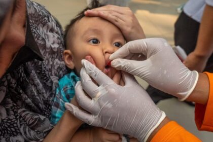 Menurut temuan UNICEF dan AC Nielsen pada kuartal kedua tahun 2023, sekitar 38 persen orang tua enggan melakukan imunisasi karena takut terhadap imunisasi ganda atau lebih dari satu suntikan.