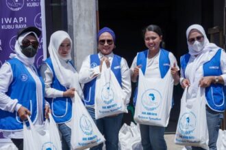 Dewan Pengurus Cabang Ikatan Wanita Pengusaha Indonesia Kabupaten Kubu Raya menghadirkan Tebus Sembako Murah di halaman Kantor Desa Sungai Bulan B, Kecamatan Sungai Raya, Kabupaten Kubu Raya.