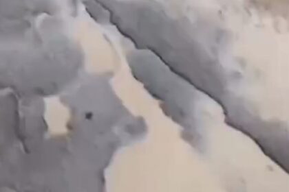 Sempat viral video merekam kondisi ruas Jalan Cipinang Indah I, Kelurahan Cipinang Muara, Kecamatan Jatinegara, Jakarta Timur, yang mengalami rusak parah jalan berlubang. Foto: Tangkapan layar/Ist
