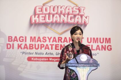 Kepala Eksekutif Pengawas Perilaku Pelaku Usaha Jasa Keuangan, Edukasi dan Pelindungan Konsumen OJK Friderica Widyasari Dewi hadir dalam kegiatan edukasi keuangan kepada penduduk desa yang diselenggarakan di Balai Ekonomi Desa Ngargogondo, Kec. Borobudur, Senin (4/3). Foto: Ist