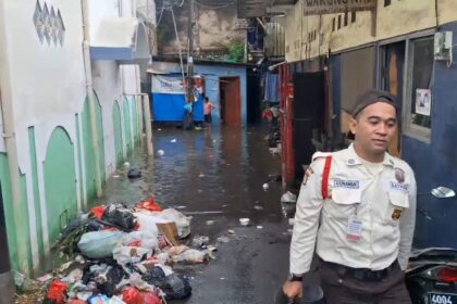 Banjir yang merendam permukiman warga di RW 04, Kelurahan Rawa Terate, Kecamatan Cakung, Jakarta Timur, pada Jumat (22/3) siang, berangsur surut. Foto: Ist