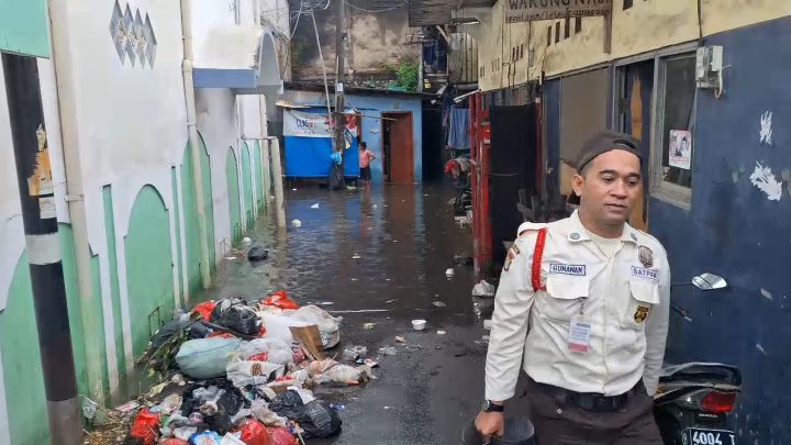 Banjir yang merendam permukiman warga di RW 04, Kelurahan Rawa Terate, Kecamatan Cakung, Jakarta Timur, pada Jumat (22/3) siang, berangsur surut. Foto: Ist