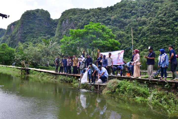 Penjabat Gubernur Sulsel, Bahtiar Baharuddin, memiliki perhatian yang cukup besar terhadap kelestarian kawasan wisata Rammang-rammang beserta kesejahteraan masyarakatnya. Foto: Ist