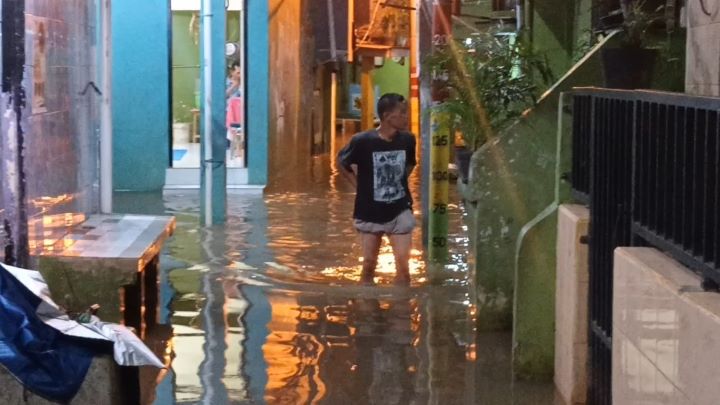 Awal puasa Ramadan 2024, permukiman warga di kawasan Kebon Pala, RW 04 dan RW 05, Kampung Melayu, Jatinegara, Jakarta Timur, terendam banjir pada Kamis (14/3). Foto: Ist