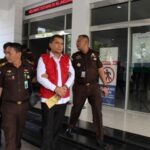 Penyidik pidana khusus Kejaksaan Tinggi (Kejati) Sumut saat menahan tersangka korupsi Alat Pelindung Diri (APD) pada Dinas Kesehatan Provinsi Sumut. Foto: Penkum Kejati Sumut