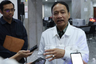 etua MK Suhartoyo saat memberikan keterangan didepan media, Minggu (24/03) di Gedung MK. Foto MK
