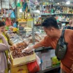 Para pembeli berburu kurma di Toko KK yang menjual berbagai macam kurma, kismis, oleh-oleh haji/umroh dan obat-obatan herbal di Pasar Jatinegara di Jalan Pasar Utara, Jatinegara, Jakarta Timur, Senin (11/3). Foto: Joesvicar Iqbal/ipol.id