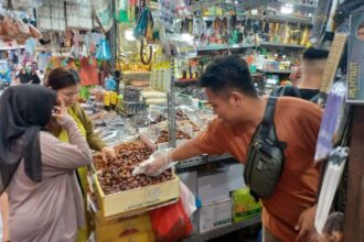 Para pembeli berburu kurma di Toko KK yang menjual berbagai macam kurma, kismis, oleh-oleh haji/umroh dan obat-obatan herbal di Pasar Jatinegara di Jalan Pasar Utara, Jatinegara, Jakarta Timur, Senin (11/3). Foto: Joesvicar Iqbal/ipol.id