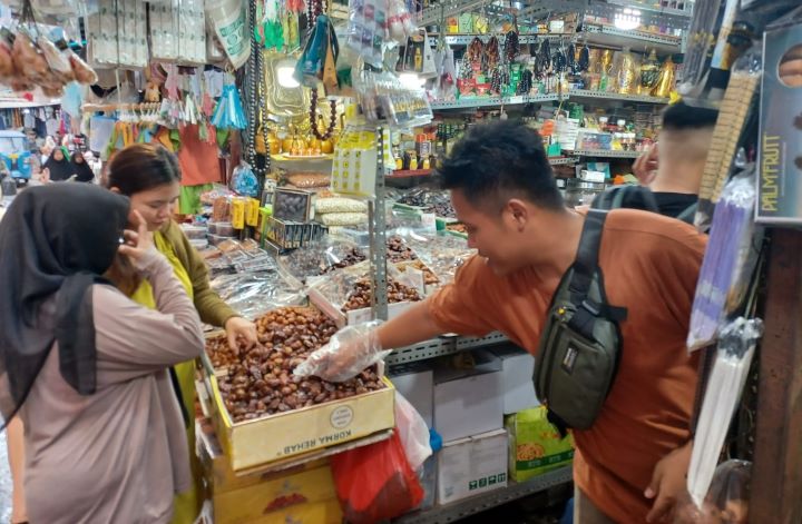 Para pembeli berburu kurma di Toko KK yang menjual berbagai macam kurma, kismis, oleh-oleh haji/umroh dan obat-obatan herbal di Pasar Jatinegara di Jalan Pasar Utara, Jatinegara, Jakarta Timur, Senin (11/3). Foto: Joesvicar Iqbal/ipol.id