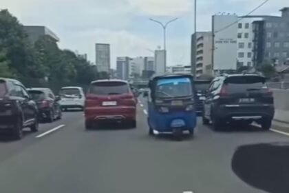 Bajaj nekat masuk Tol Jakarta-Tangerang dan terlihat lawan arah. Foto: IG, @tangkot24jam (tangkap layar)