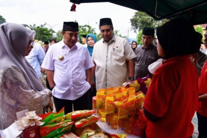 Dalam Safari Ramadan di Kabupaten Maros, Pj Gubernur Bahtiar meninjau pelaksanaan Gerakan Pangan Murah, menyerahkan bantuan sembako untuk masyarakat kurang mampu, melakukan penanaman pisang cavendish, serta menggalakkan program Inseminasi Buatan (IB) untuk peternakan. Foto: Ist