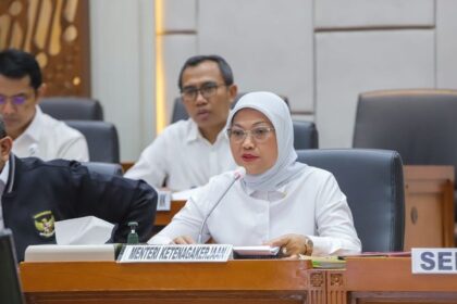 Menteri Ketenagakerjaan, Ida Fauziyah, menjelaskan upaya Kemnaker mendorong perusahaan membayar THR. Foto: Kemnaker
