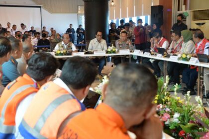 Kakorlantas Polri Irjen Pol Aan Suhanan bersama Menko PMK Muhadjir Effendy dan Menhub Budi Karya Sumadi menghadiri rapat koordinasi angkutan lebaran 2024 lintas Merak-Bakauheni. Foto: Kemenhub