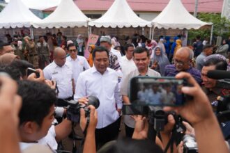 Pj Gubernur Sulsel, Bahtiar, saat di lokasi Gerakan Pangan Murah Serentak di Gedung PKK Provinsi Sulsel, Rabu (6/3/2024). Foto: Ist