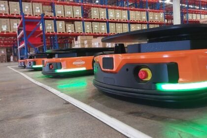 Pengelola gudang dapat melakukan simulasi digital menggunakan solusi Digital Twins dan Big Data Analytics guna memonitor serta menganalisis operasional gudang secara real-time untuk mengoptimalkan pengelolaan inventaris barang, terutama dalam mencegah terjadinya kelebihan maupun kekurangan persediaan barang.