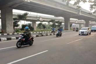 Jalan Raya Kalimalang, Duren Sawit, Jakarta Timur, merupakan salah satu akses jalan yang biasa dilalui para pemudik yang menggunakan sepeda motor roda dua dan empat, Kamis (14/3). Foto: Joesvicar Iqbal/ipol.id