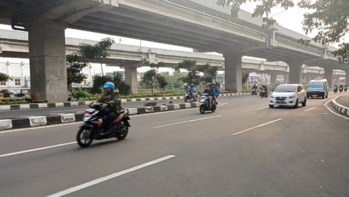 Jalan Raya Kalimalang, Duren Sawit, Jakarta Timur, merupakan salah satu akses jalan yang biasa dilalui para pemudik yang menggunakan sepeda motor roda dua dan empat, Kamis (14/3). Foto: Joesvicar Iqbal/ipol.id