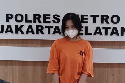 Terjerat kasus penipuan tiket konser Coldplay, tersangka DA, 22, mengenakan baju tahanan tertunduk lesu saat dihadirkan dalam konfrensi pers di Mapolres Metro Jakarta Selatan, Selasa (26/3). Foto: Joesvicar Iqbal/ipol.id