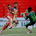 Penyerang sayap Bali United Irfan Jaya melepaskan tembakan diadang kiper Barito Putera Ega Rizky. Barito Putera berhasil mengalahkan Bali United di Stadion Sultan Agung, Bantul dengan skor 4 - 3. Foto: Media Bali United