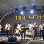 Band Sedulur Sadayana, menjadi sorotan dengan penampilan unik mereka yang mempersembahkan musik tradisional dalam Perayaan Hari Musik Nasional di Broadway Alam Sutera, Minggu (10/3/2024). foto/ist