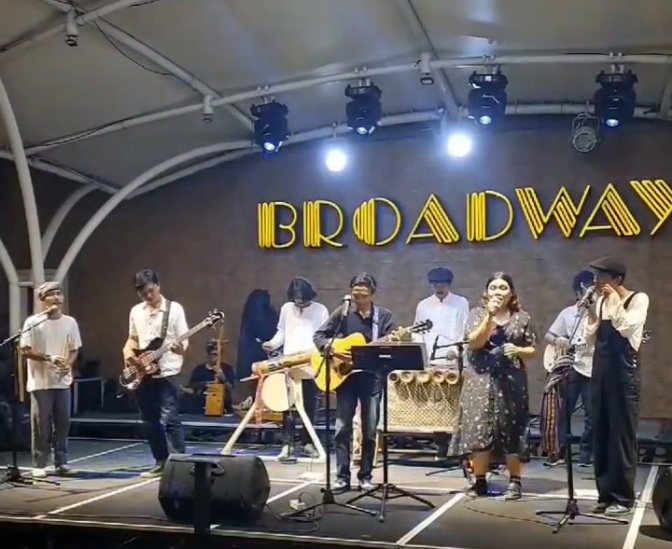 Band Sedulur Sadayana, menjadi sorotan dengan penampilan unik mereka yang mempersembahkan musik tradisional dalam Perayaan Hari Musik Nasional di Broadway Alam Sutera, Minggu (10/3/2024). foto/ist