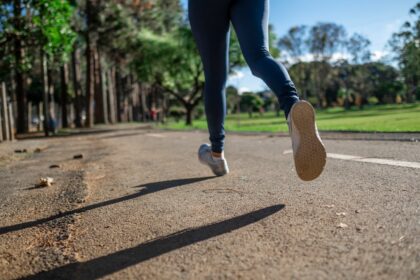 Berjemur pada pukul 10-12 pagi dikombinasikan dengan berolahraga sangat efektif menjaga sistem kekebalan tubuh. Foto: Daniel Reche / Pexels