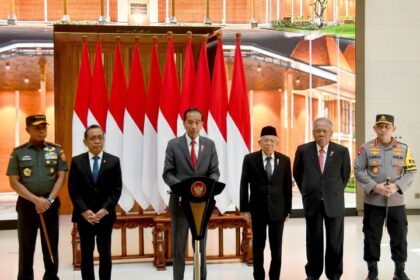 Presiden Jokowi menyebut bahwa harga beras di beberapa pasar, khususnya di pasar-pasar utama seperti Pasar Induk Cipinang dan Pasar Johar di Karawang, sudah mengalami penurunan. Presiden pun berharap panen raya yang akan segera terjadi bisa menurunkan harga beras lebih rendah lagi. Foto: Setneg