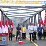 Presiden Jokowi didampingi Menteri Pekerjaan Umum dan Perumahan Rakyat (PUPR) Basuki Hadimuljono meresmikan Duplikasi Jembatan Kapuas I yang berada di Pontianak, Kamis (21/3/2024). Foto: PUPR