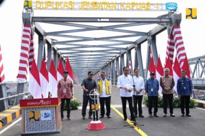 Presiden Jokowi didampingi Menteri Pekerjaan Umum dan Perumahan Rakyat (PUPR) Basuki Hadimuljono meresmikan Duplikasi Jembatan Kapuas I yang berada di Pontianak, Kamis (21/3/2024). Foto: PUPR
