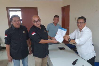 Iqbal Irsyad yang juga Pemimpin Redaksi (Pemred) VOI.ID, menyerahkan seluruh persyaratan kepada Ketua Panitia Konferensi Provinsi (Konferprov) PWI Jaya 2024, Budi Nugraha di Sekretariat PWI Jaya, Gedung Prasada Sasana Karya, pada hari Senin (18/3/2024), didampingi tim suksesnya.