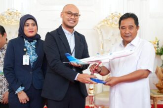 Penjabat Gubernur Sulsel, Bahtiar Baharuddin, meminta Garuda Indonesia menambah rute penerbangan domestik dan internasional dari Bandara Internasional Sultan Hasanuddin. Foto: Ist