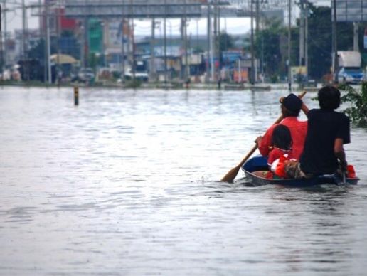 Ilustrasi banjir di Jakarta yang selalu datang disaat musim hujan.(Foto freepik)