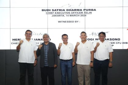 Direktur Wholesale & International Service Telkom, Bogi Witjaksono (kedua dari kanan); Direktur Network & IT Solution Telkom, Herlan Wijanarko (kedua dari kiri); CEO Telin, Budi Satria Dharma Purba (tengah); CFRO Telin Doni Andriansyah (paling kiri) dan CTO Telin Akhmad Ludfy (paling kanan) saat peresmian Telin Operation and Command Center (TOCC) beberapa waktu lalu.(Telkom Indonesia)