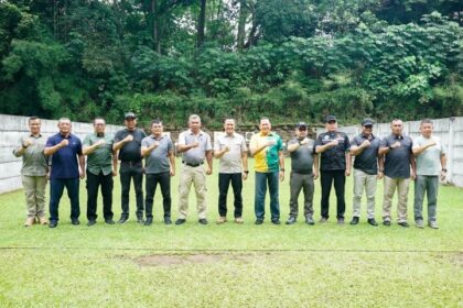 Ketua Umum Perkumpulan Pemilik Izin Khusus Senjata Api Bela Diri Indonesia (PERIKHSA) Bambang Soesatyo bersama Danjen Kopassus Mayjen TNI Djon Afriandi melakukan latihan bersama asah ketrampilan menembak. Foto: Ist