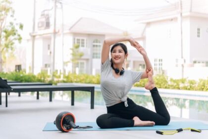 Ilustrasi, Wanita olahraga Yoga di ruang terbuka. Foto: Freepik, @partistock
