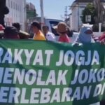 Massa menggelar demonstrasi di Titik Nol Kilometer Yogyakarta. Foto: IG, @terang_media (tangkap layar)