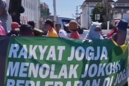 Massa menggelar demonstrasi di Titik Nol Kilometer Yogyakarta. Foto: IG, @terang_media (tangkap layar)